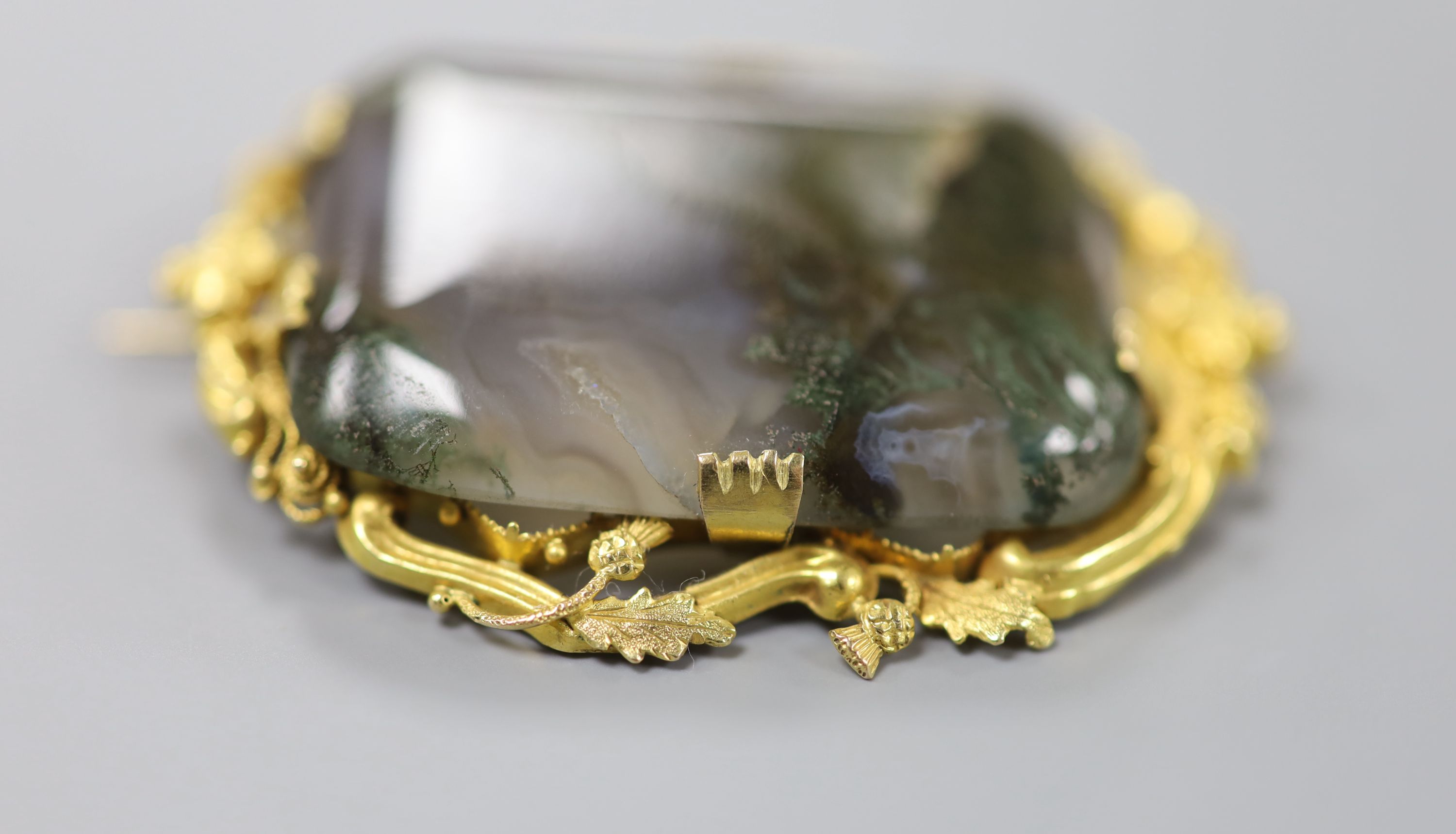 A 19th century yellow metal mounted moss agate brooch, 46mm, gross 12.9 grams.